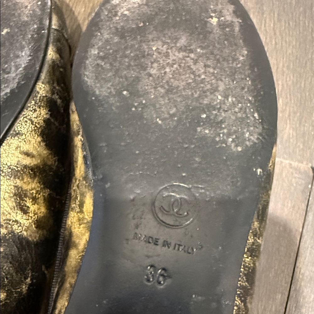 CHANEL Women's Black and Gold ballet flats - Picture 7 of 10